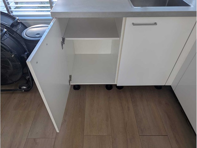 Keuken met apparatuur - afbeelding 19 van  21