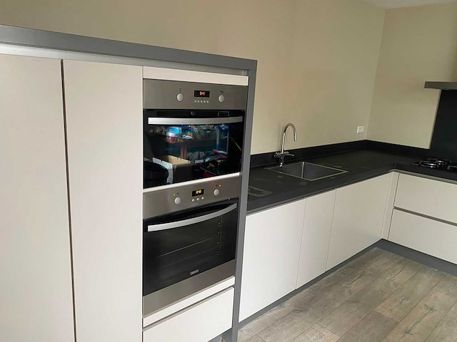 Keuken met apparatuur - afbeelding 22 van  30