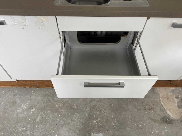 Keuken met apparatuur - afbeelding 9 van  22
