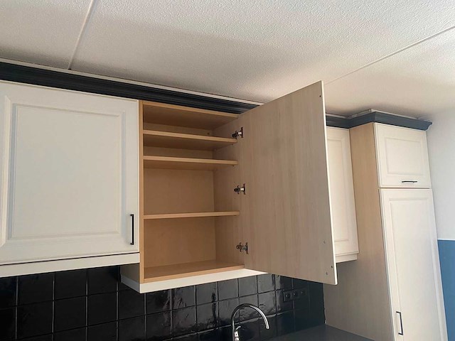 Keuken met apparatuur - afbeelding 3 van  21