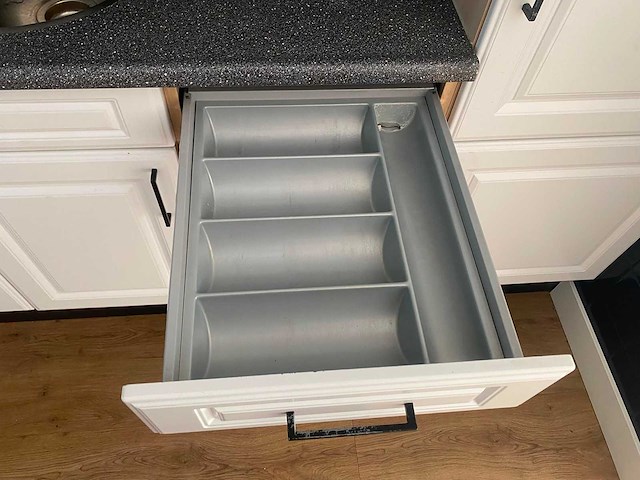 Keuken met apparatuur - afbeelding 15 van  21
