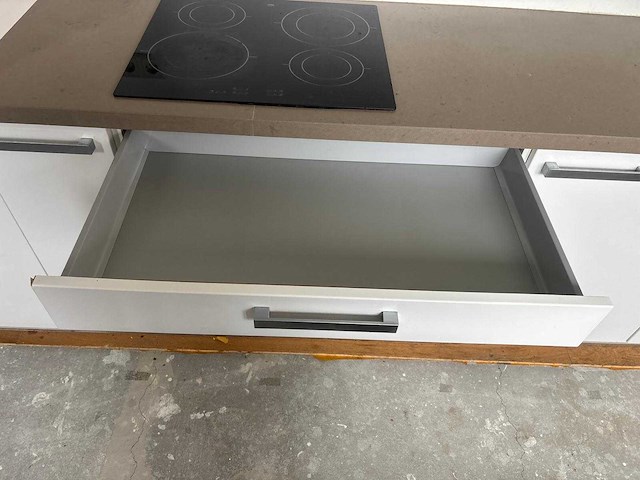 Keuken met apparatuur - afbeelding 3 van  26