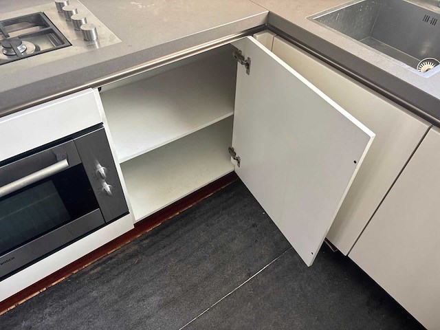 Keuken met apparatuur - afbeelding 9 van  28