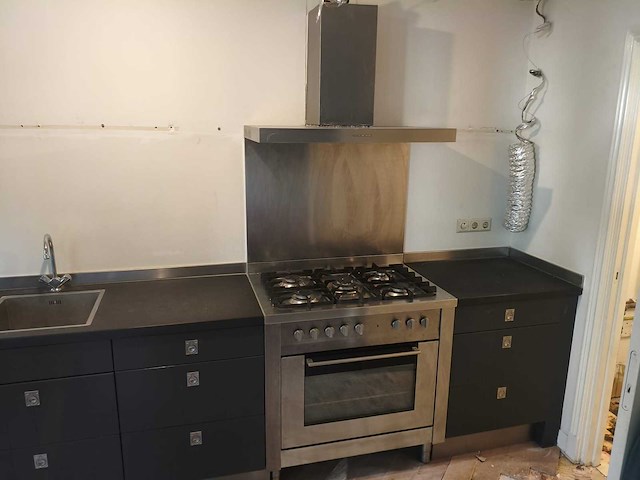 Keuken met apparatuur - afbeelding 12 van  21