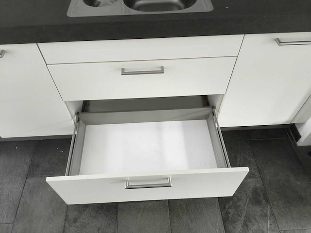 Keuken met apparatuur - afbeelding 4 van  16