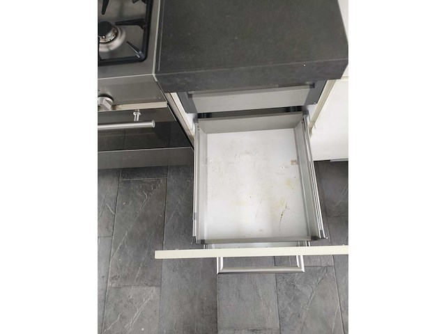 Keuken met apparatuur - afbeelding 12 van  16