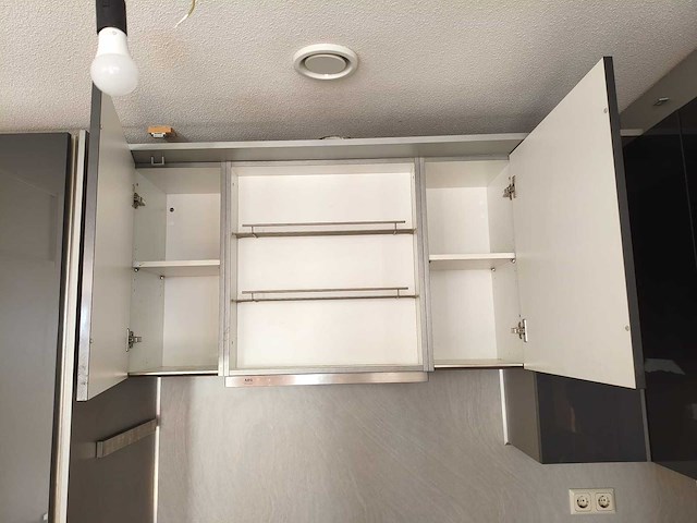 Keuken met apparatuur - afbeelding 3 van  26