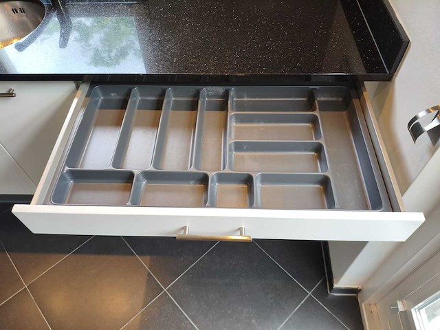 Keuken met apparatuur - afbeelding 13 van  23
