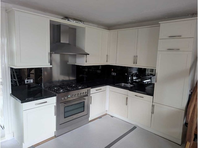 Keuken met ariston / whirlpool apparatuur - afbeelding 1 van  22