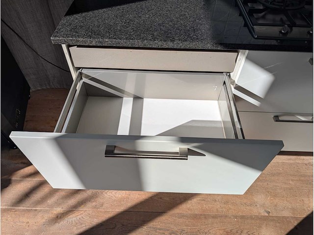Keuken met atag / bosch apparatuur - afbeelding 25 van  28