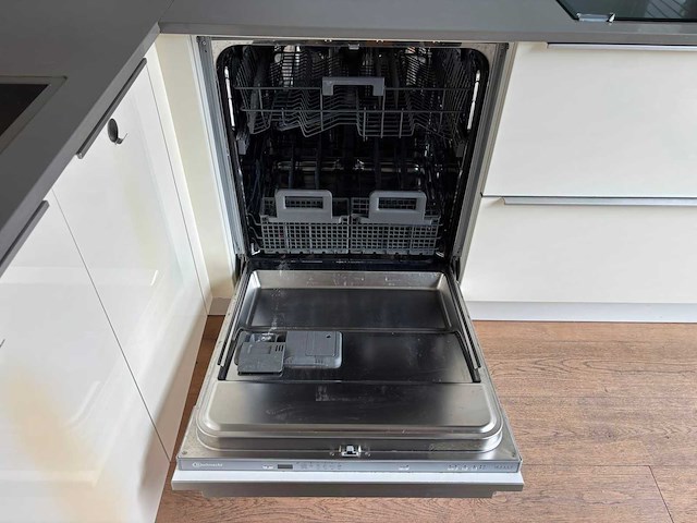 Keuken met bauknecht / whirlpool apparatuur - afbeelding 14 van  17