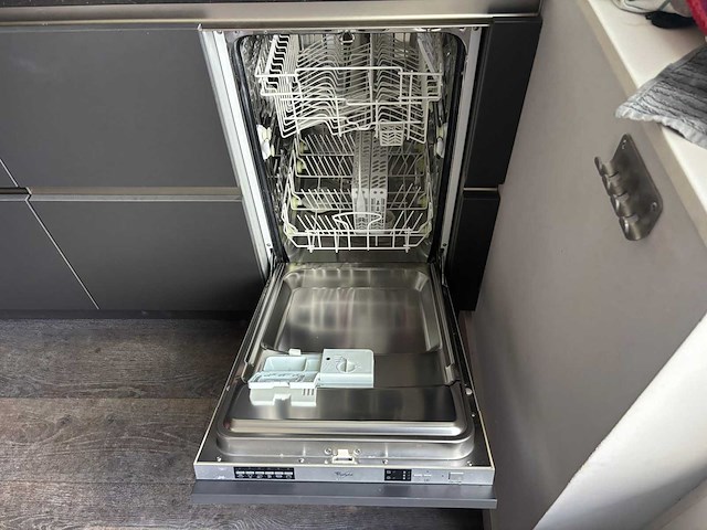 Keuken met bauknecht/whirlpool apparatuur - afbeelding 2 van  12