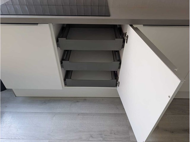 Keuken met bosch apparatuur en novy fornuis - afbeelding 2 van  40