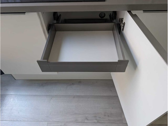 Keuken met bosch apparatuur en novy fornuis - afbeelding 3 van  40