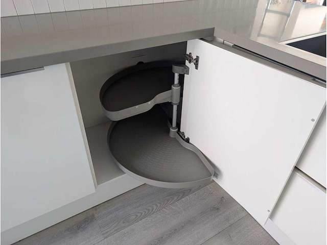 Keuken met bosch apparatuur en novy fornuis - afbeelding 10 van  40