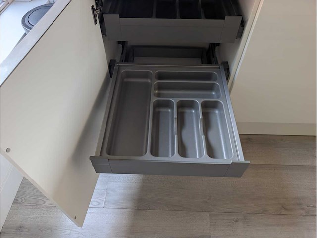Keuken met bosch apparatuur en novy fornuis - afbeelding 33 van  40