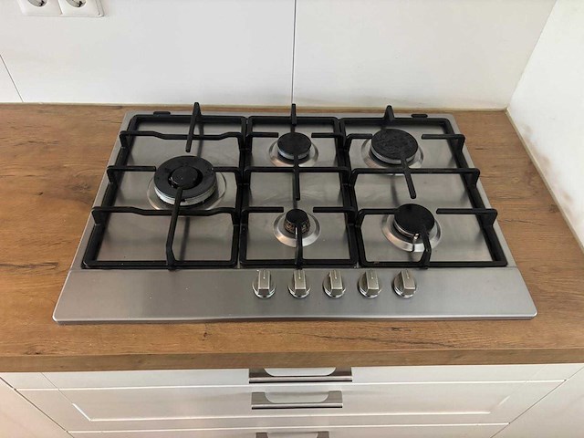 Keuken met bosch / whirlpool apparatuur - afbeelding 6 van  17