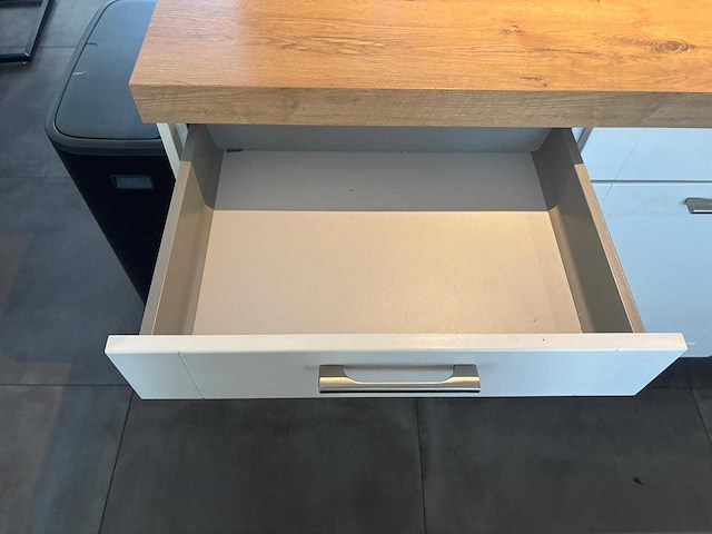 Keuken met bosch / whirlpool apparatuur - afbeelding 10 van  17