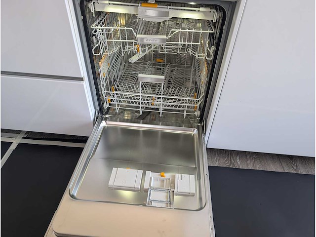 Keuken met bosch/miele apparatuur - afbeelding 8 van  25