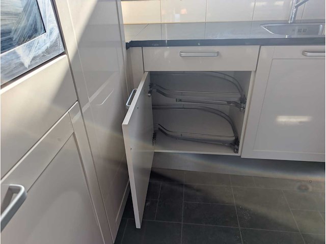 Keuken met bosch/whirlpool apparatuur - afbeelding 2 van  34
