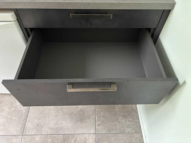 Keuken met eiland en apparatuur - afbeelding 16 van  37