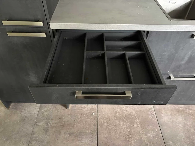 Keuken met eiland en apparatuur - afbeelding 4 van  37