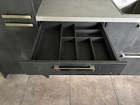 Keuken met eiland en apparatuur - afbeelding 4 van  37