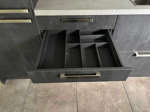 Keuken met eiland en apparatuur - afbeelding 17 van  37