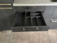 Keuken met eiland en apparatuur - afbeelding 17 van  37