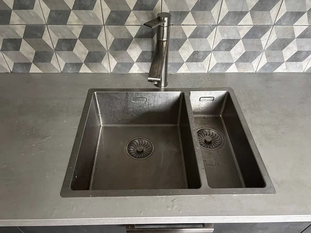 Keuken met eiland en apparatuur - afbeelding 19 van  37