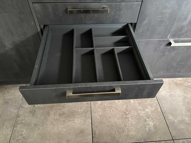 Keuken met eiland en apparatuur - afbeelding 9 van  37
