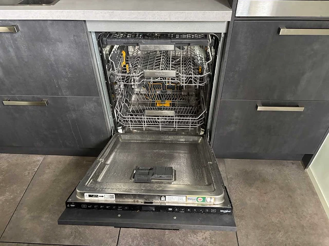 Keuken met eiland en apparatuur - afbeelding 23 van  37