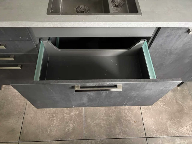 Keuken met eiland en apparatuur - afbeelding 24 van  37
