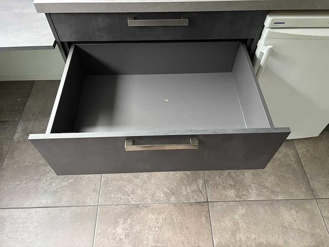Keuken met eiland en apparatuur - afbeelding 28 van  37