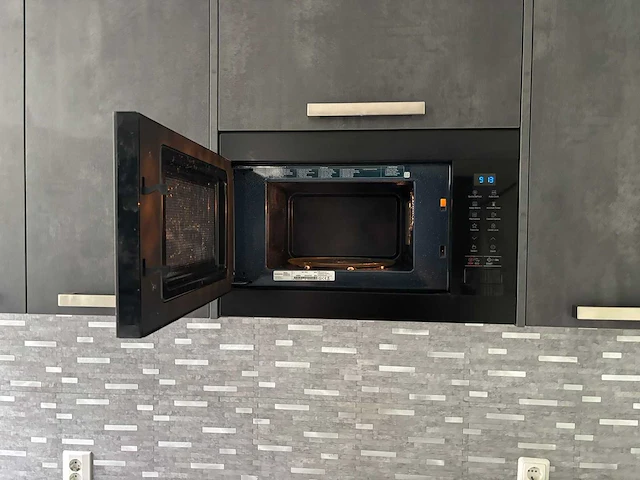 Keuken met eiland en apparatuur - afbeelding 12 van  37