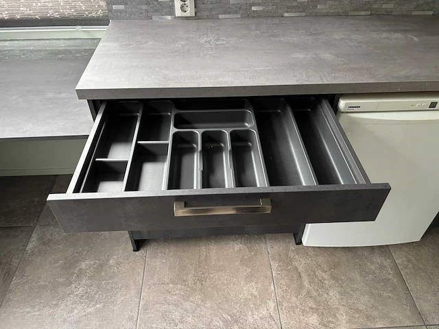 Keuken met eiland en apparatuur - afbeelding 36 van  37