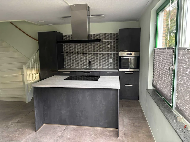 Keuken met eiland en apparatuur - afbeelding 1 van  6