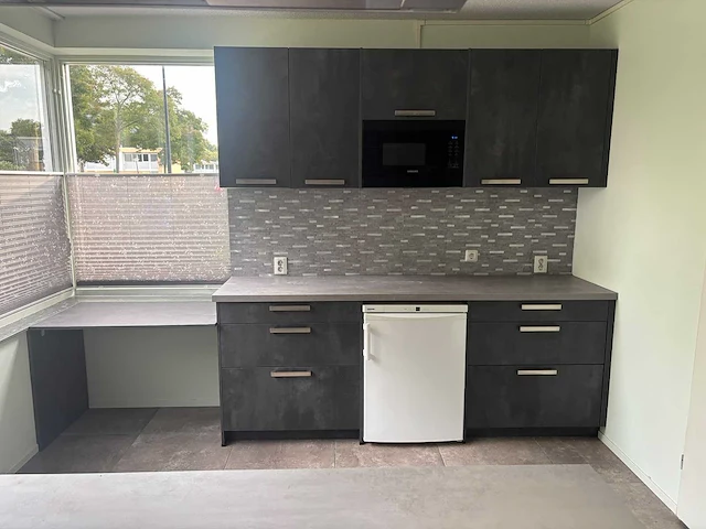 Keuken met eiland en apparatuur - afbeelding 2 van  6