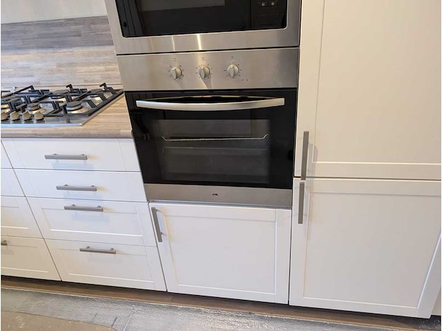 Keuken met etna apparatuur - afbeelding 23 van  31