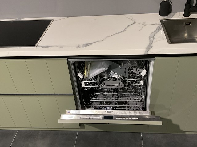 Keuken met inbouwapparatuur, cityline (dkg), gl5900 structuurlak, olijfgroen - afbeelding 2 van  13