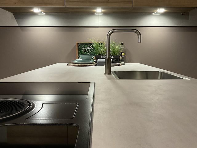 Keuken met inbouwapparatuur, nobilia, riva, beton grijs- eiken havanna - afbeelding 2 van  17