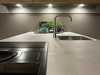 Keuken met inbouwapparatuur, nobilia, riva, beton grijs- eiken havanna - afbeelding 2 van  17