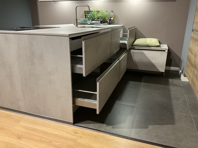 Keuken met inbouwapparatuur, nobilia, riva, beton grijs- eiken havanna - afbeelding 3 van  17