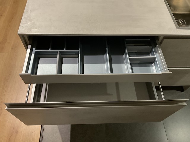 Keuken met inbouwapparatuur, nobilia, riva, beton grijs- eiken havanna - afbeelding 4 van  17