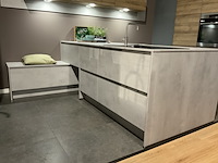 Keuken met inbouwapparatuur, nobilia, riva, beton grijs- eiken havanna - afbeelding 7 van  17