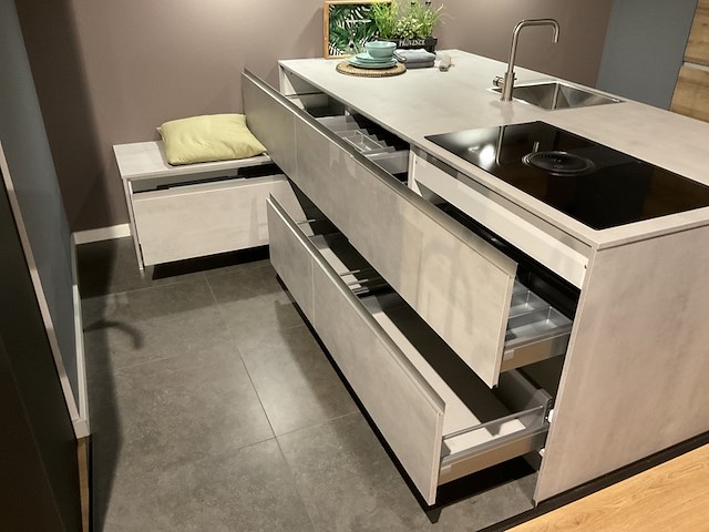 Keuken met inbouwapparatuur, nobilia, riva, beton grijs- eiken havanna - afbeelding 8 van  17