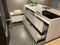 Keuken met inbouwapparatuur, nobilia, riva, beton grijs- eiken havanna - afbeelding 8 van  17