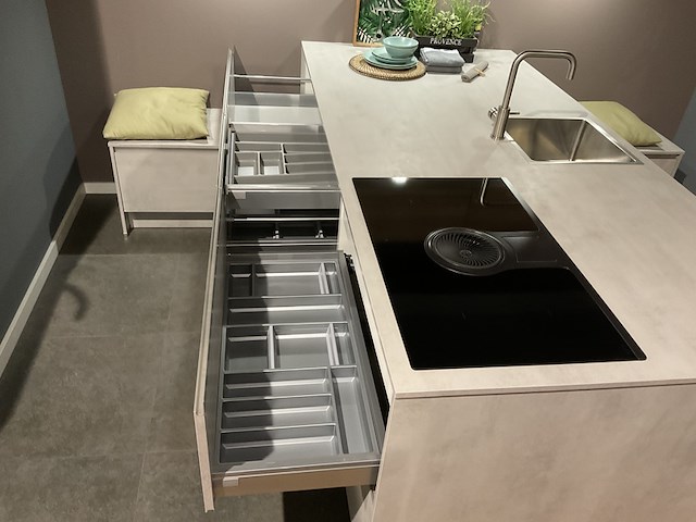 Keuken met inbouwapparatuur, nobilia, riva, beton grijs- eiken havanna - afbeelding 9 van  17