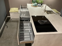 Keuken met inbouwapparatuur, nobilia, riva, beton grijs- eiken havanna - afbeelding 9 van  17