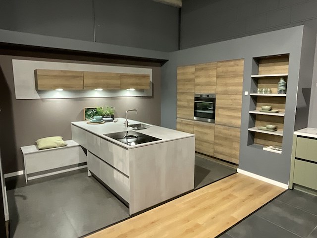 Keuken met inbouwapparatuur, nobilia, riva, beton grijs- eiken havanna - afbeelding 1 van  17